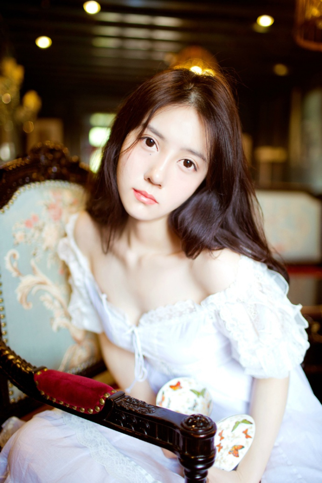 “幼常，蜀中对主公来说，太重要了，一旦输了蜀中，这天下……呵呵……”说到最后，诸葛亮悠悠的叹了口气，这种话，也只能跟马谡说说，其他人，诸葛亮不敢说，也不能说，太打击士气了。